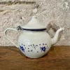 Théière en émail blanc décor fleurs bleues