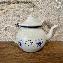 Théière en émail blanc décor fleurs bleues