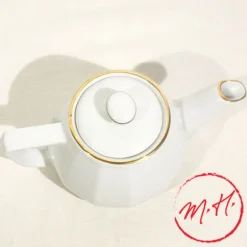 Théière en porcelaine blanche filet or