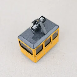 Téléphérique mécanique jaune