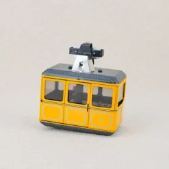 Téléphérique mécanique jaune