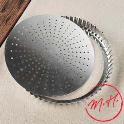 Tourtière perforée en fer blanc à fond mobile