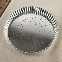 Tourtière perforée en fer blanc à fond mobile