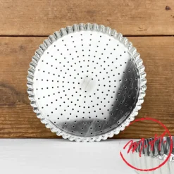 Tourtière perforée en fer blanc