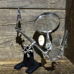 Troisième main avec loupe