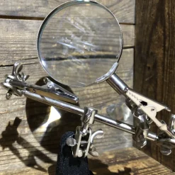 Troisième main avec loupe