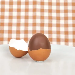 Œuf en chocolat avec sa coquille