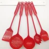 Ustensiles de cuisine rouges et fixation