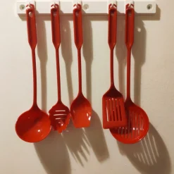 Ustensiles de cuisine rouges et fixation