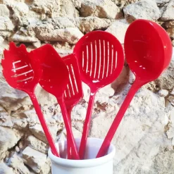 Ustensiles de cuisine rouges et fixation