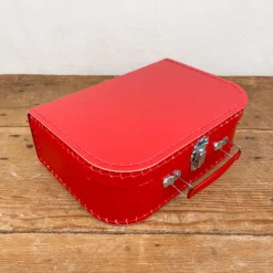 Valise rouge en carton