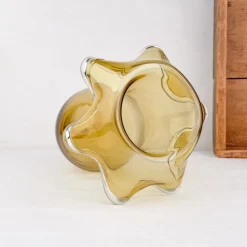 Vase en verre soufflé à collerette ambré