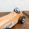 Voiture de course en bois naturel